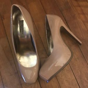 Vera Wang Nude Pumps